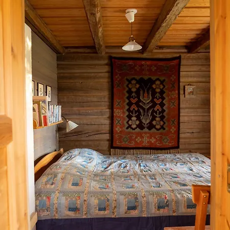 Perinnehirsitalo 木屋 *